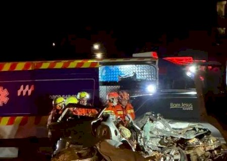 Colis&atilde;o com caminh&atilde;o mata duas pessoas na BR-163