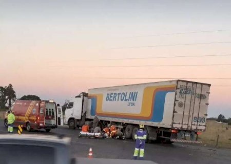 Acidente entre moto e caminhão deixa dois jovens gravemente feridos na rodovia