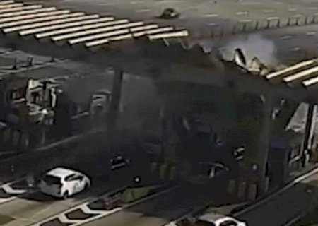 Motorista morre após carro bater e derrubar teto de pedágio em SP