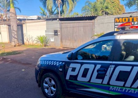 Travesti esfaqueia cliente durante discussão por pagamento em motel da Vila Progresso