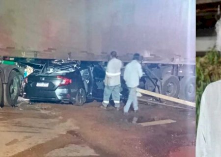Dentista fica em estado grave após carro parar embaixo de carreta na BR-262