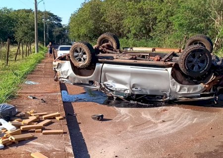 Motorista tenta fuga e capota caminhonete carregada com maconha
