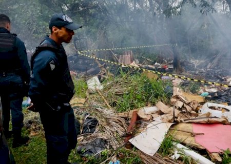 Polícia investiga se homem teria sido arrastado após ser carbonizado em barraco