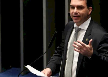 PGR pede que Flávio Bolsonaro seja ouvido por calúnia contra Lula