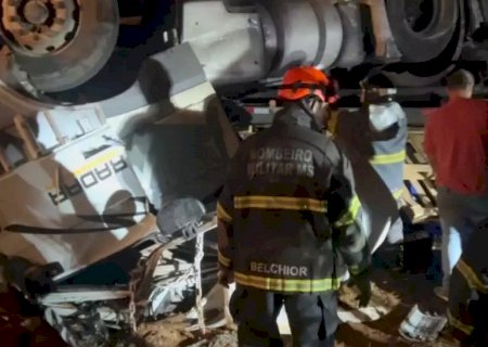 Motorista morre e três ficam feridos após carreta carregada com cerveja capotar