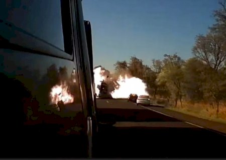 Vídeo mostra carro invadindo contramão e explosão em acidente com 4 mortos na BR-163