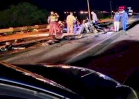 Mulheres morrem após acidente envolvendo carro e caminhões