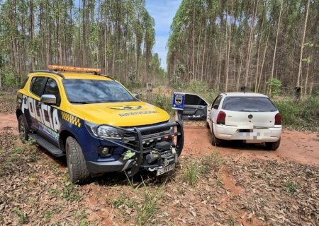 Dupla abandona carros carregados com mercadorias estrangeiras durante fuga em Brasilândia