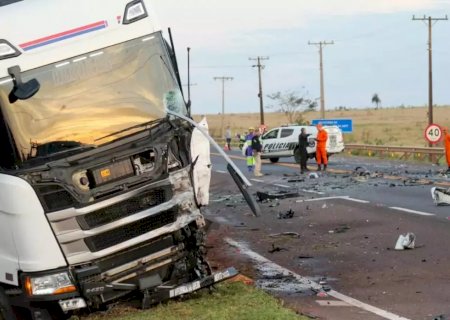 Motorista morre após carro bater em carreta e pegar fogo na BR-163