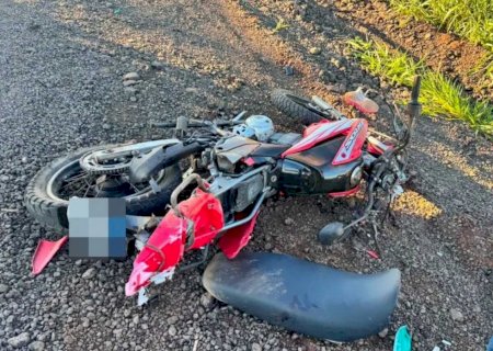 Mulher morre em acidente entre moto e carreta em Tacuru