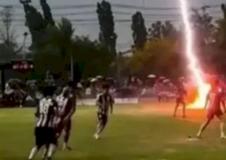 Raio mata jogador e deixa 12 feridos em campo de futebol na Tailândia