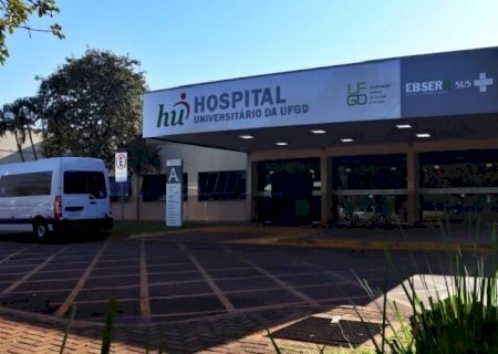 Homem chega sem roupas ao HU em aparente surto e morre no pátio do hospital
