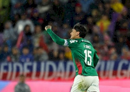 G&oacute;mez marca de cabe&ccedil;a e garante vaga do Palmeiras nas quartas de final