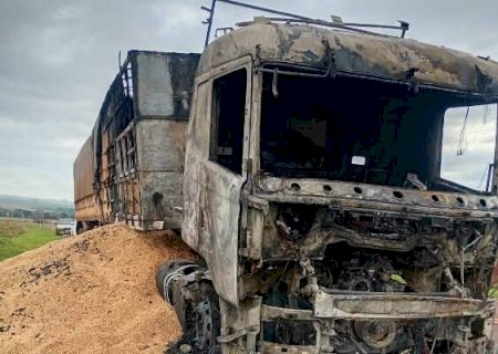 Carreta carregada com soja fica destru&iacute;da ap&oacute;s inc&ecirc;ndio e motorista sai ileso