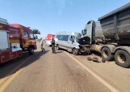 Van com pacientes bate em carreta parada em rodovia e 9 ficam feridos em MS
