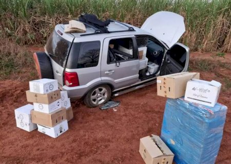 Perseguição a comboio termina com carro capotado e viatura atingida