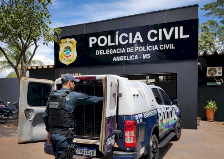 Angélica: Homem é encaminhado à Delegacia após invadir residência e avançar contra policiais com canivete