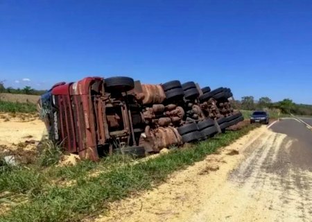 Carreta carregada com milho tomba entre Bataguassu e Brasilândia