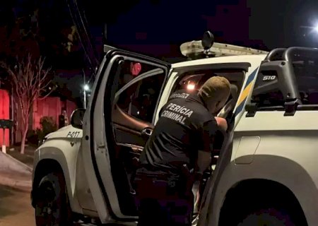 Homem parte para cima de motociclista com facas e é morto a tiros