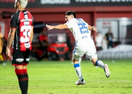 Cruzeiro vira sobre o Vitória e encosta no G-4 do Brasileirão