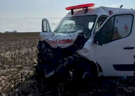 Paciente em tratamento contra o câncer morre após ambulância bater em carreta na BR-060