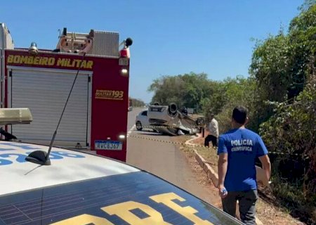 Delegado aposentado morre após carro capotar em acidente na BR-158, em MS