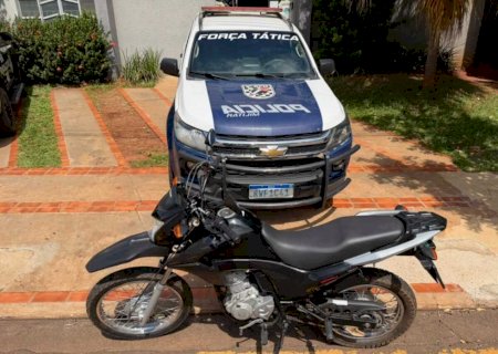 Dupla abandona moto furtada e foge da Força Tática em Nova Andradina