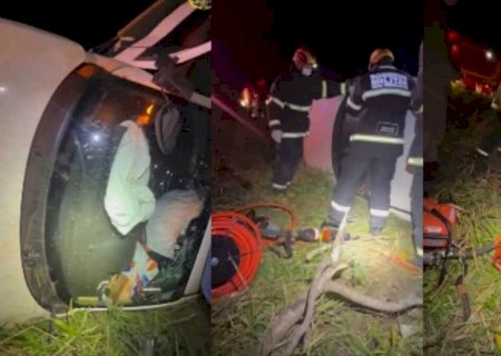 Motorista tenta desviar de moto sem sinalização e capota carro na MS-156