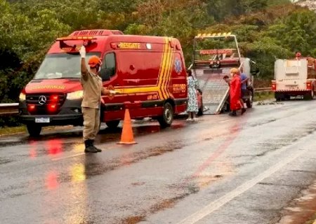 Mulher perde controle ao desviar de animal e capota veículo em MS