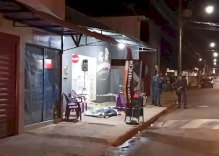 Dupla foge em veículo após executar homem a tiros em conveniência