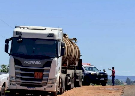 Bitrem roubado no Paraná é encontrado sem carga de combustível na MS-395