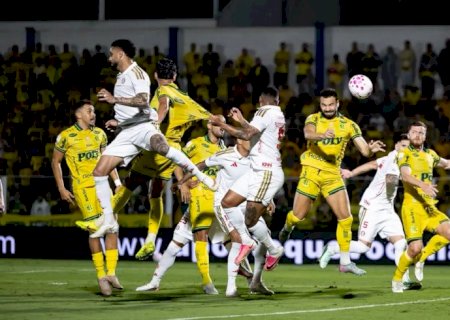 Com um a mais, Mirassol vence e complica Internacional no Brasileirão