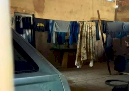 Casa onde mulher foi resgatada de c&aacute;rcere recebe pol&iacute;cia at&eacute; 4 vezes por semana