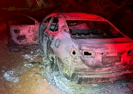 Corpo carbonizado é encontrado em carro queimado na fronteira