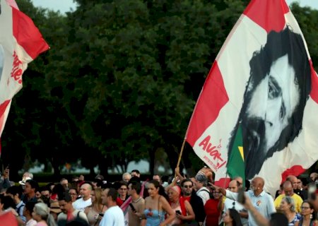 Lula e eleitores idosos se emocionam em “festa de aniversário'