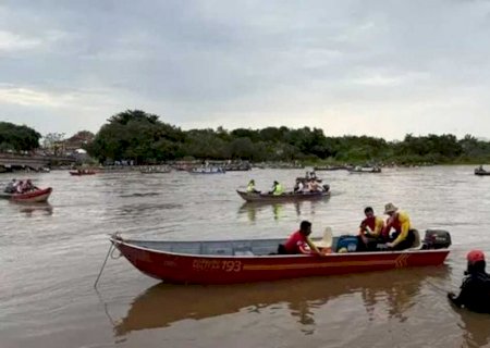 Mergulhadores reforçam buscas por homem desaparecido no Rio Taquari, em Coxim