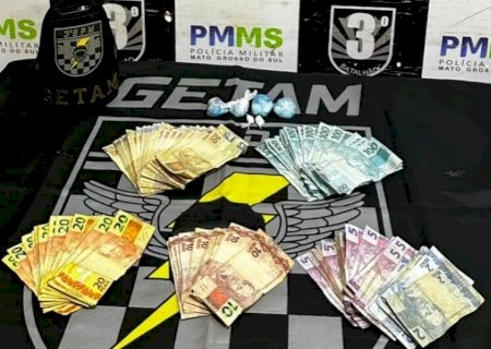 Mulher tenta escapar, mas é presa com cocaína e R$ 5,1 mil em espécie
