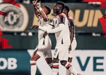 Athletico-PR goleia Chapecoense e volta ao terceiro lugar do Brasileir&atilde;o