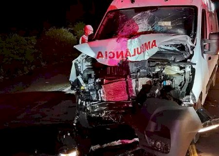 Motociclista morre após ser atingido por ambulância em rodovia