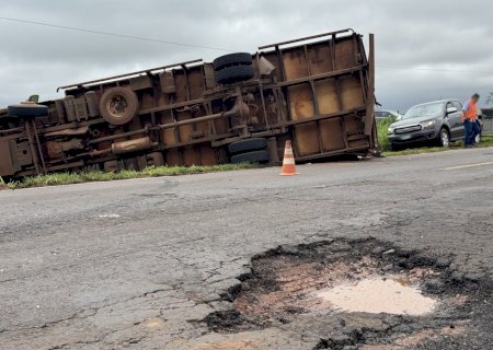 IVINHEMA: Buraco na BR-376 provoca acidente e caminhão tomba após colisão